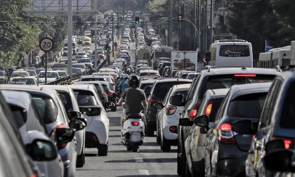 Μεγάλη έξοδος για την 25η Μαρτίου: Χιλιάδες οχήματα στις Εθνικές Οδούς, επί ποδός η Τροχαία